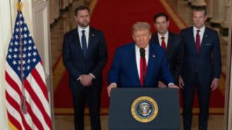 Trump: « Ce soir, je peux annoncer au monde entier que les frappes ont été un succès militaire spectaculaire ».