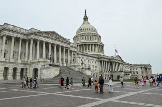 Aux États-Unis, la guerre de Donald Trump déclenche l'ire des démocrates et divise les républicains