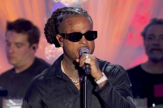 Fête de la musique : Kalash chante du Bob Marley devant la vasque olympique du Jardin des Tuileries, à Paris