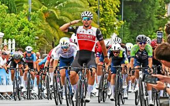 Anatole Leboucher (Cholet) règle au sprint massif une Flèche Bigoudène interrompue pendant 40 minutes