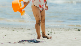 Une petite fille de 3 ans échappe à sa vigilance de sa mère et va marcher sur le bord de la plage : l'après-midi à la mer se transforme en cauchemar