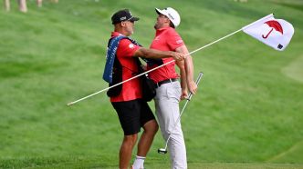 Bradley coiffe Fleetwood au dernier trou du Championnat Travelers