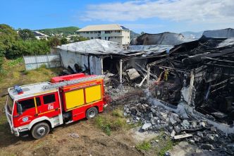 Incendie du dock Biscochoc à Ducos : la démolition est en cours, les pompiers terminent leurs opérations