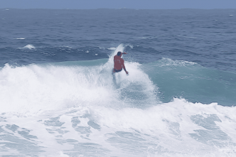 Surf master à Papara : dans des conditions difficiles, les anciens sortent le grand jeu