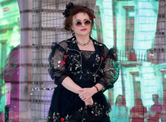 Look bariolé, tutu et lunettes de soleil en pleine nuit : Helena Bonham Carter impossible à rater