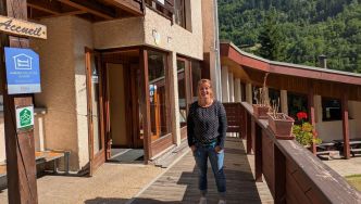 Alice à l'accueil de l'auberge de jeunesse de Séez