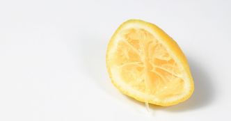 Ne jetez plus jamais la peau de vos citrons pressés