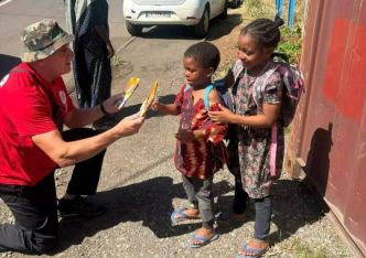 Bloquée pendant plus d'un mois par les douanes, la collecte solidaire des collégiens de Cabasse "un cartable pour Mayotte" est enfin arrivée