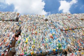 Biocarburants à base de plastique : une piste explorée en Afrique, mais débattue