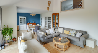 Avant/Après, cette maison défraîchie semblait figée dans les années 70 : elle s'est muée en cocon ultra élégant !