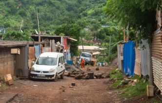 Les députés votent des mesures radicales pour se débarrasser des bidonvilles de Mayotte