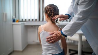 Scoliose : les signes à repérer pour un diagnostic précoce