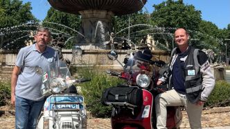 Trois Aixois passionnés de Vespa se lancent dans une aventure hors-norme, de la Provence au Cap Nord en Norvège