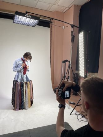 Séance de photo de vêtements en studio ￼