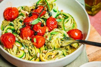 Spaghettis de courgettes, pignons de pin & basilic
