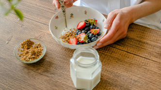 Selon une immunologue, voici pourquoi il ne faut surtout pas laisser carton autour des yaourts quand on les range au frigo