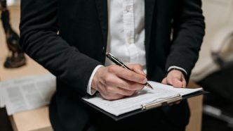 Canicule : banquier, artisan, commercial... comment s'habiller au travail quand on est un homme en été ?