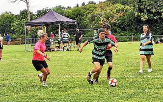 « On est mal en match, mais on veut gagner le prix du meilleur déguisement » : le premier tournoi de foot de Baye La Morena a fait gagner la mixité sociale