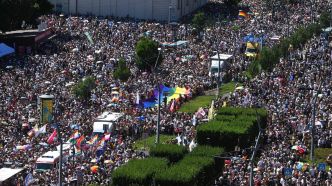 A Budapest, très forte affluence à la marche des fiertés interdite par Viktor Orban
