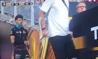 Romain Ntamack en pleurs, sérieusement touché à l'épaule !
