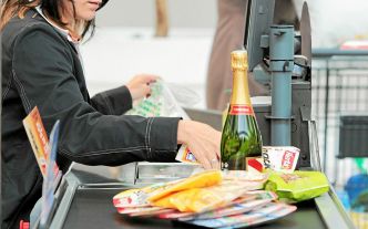 Salaire, primes... Combien gagne une caissière ?