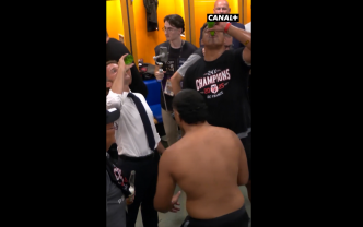 VIDEO – Emmanuel Macron célèbre la victoire dans le vestiaire Toulousain !
