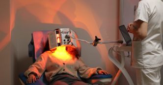 Soigner Parkinson grâce à la lumière, remède de charlatans ou vrai espoir scientifique ?