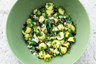 Salade de pommes de terre aux herbes et aux olives