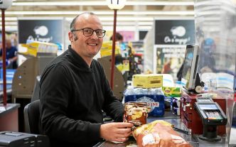 « Au fil du temps, on tisse des liens » : hôte de caisse, Philippe « fait partie de la vie des gens »