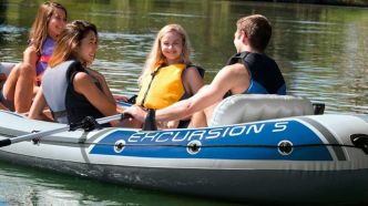 Cet été, profitez de balades relaxantes sur l'eau grâce à ce bateau gonflable !