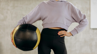 Pour brûler des calories après 50 ans sans aller à la salle : voici l'accessoire fitness de mamie qu'il faut avoir chez soi