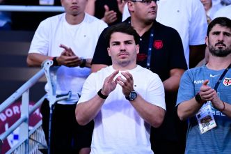 Antoine Dupont : de l'eau dans le gaz avec Iris Mittenaere ? Le rugbyman convalescent bien seul au stade de France