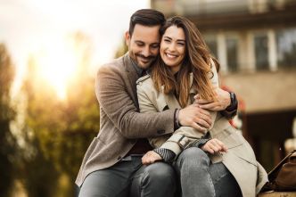 Selon une sexologue et thérapeute de couple, ces 2 règles permettent de dire si vous aimez la bonne personne