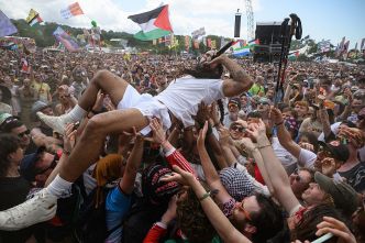«Mort, mort aux IDF» : la BBC confrontée à une polémique après un concert rap à Glastonbury