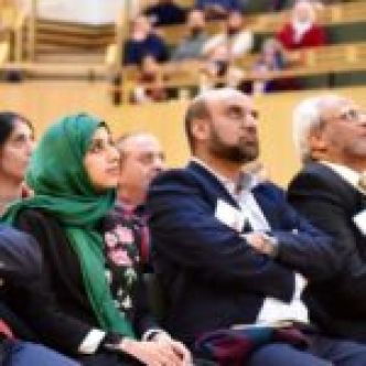 50 convertis à l'islam, issus de 25 pays et six continents, s'exprimant dans 15 langues différentes.