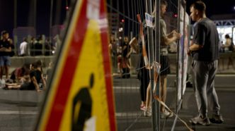 La mobilisation se poursuit en Serbie, des barricades installées à Belgrade