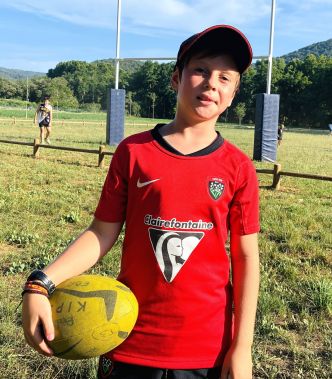 Passionné de rugby, ce jeune ado a lancé une pétition pour installer des poteaux sur un terrain de La Môle, il a été inauguré ce vendredi