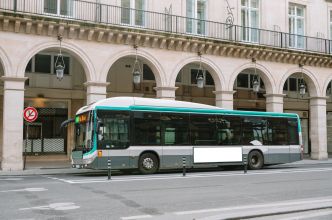 «C'est Nicolas qui paie» : Île-de-France et RATP offrent 165 bus à la Tunisie