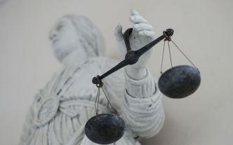 Migrants : neuf passeurs condamnés à 7 et 8 ans de prison pour un naufrage mortel dans la Manche