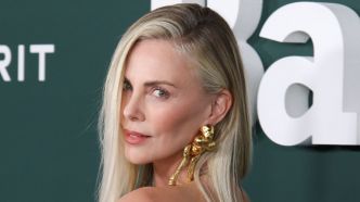 Même Charlize Theron a adopté cette coupe courte moderne et audacieuse qui rajeunit les traits après 50 ans