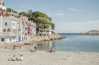 Été 2025 : l'Espagne supplante la Côte d'Azur dans les demandes de réservations, selon PAP