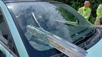 Grosse frayeur sur l'autoroute : une large barre de fer transperce le pare-brise d'une voiture à 110 km/h sur l'autoroute, la conductrice épargnée "de quelques centimètres"