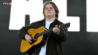 Absent depuis deux ans pour raisons de santé, le chanteur Lewis Capaldi fait un retour bouleversant sur scène | TF1 INFO