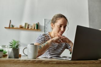 Faut-il arrêter le télétravail ? La psychiatre Marine Colombel révèle son véritable impact sur la santé mentale