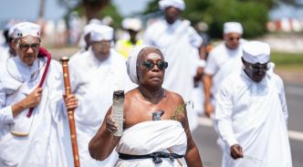 Evandaganye : un lent pèlerinage de la chefferie Mpongwé dans les rues de Libreville 25 ans après