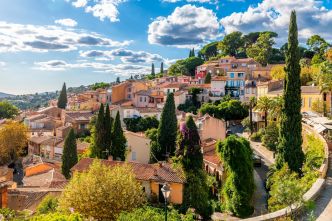 « Les touristes ne veulent plus repartir » : ce petit village du Var avec une vue splendide fait parler de lui pour sa qualité de vie « incroyable »
