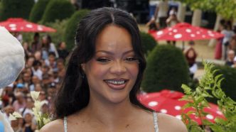 Rihanna enceinte : elle ose le top nuisette transparent dans la couleur la plus désirable du moment et dévoile son ventre arrondi