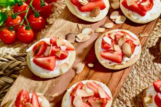 Mini-pizzas sucrées à la tomate et aux fraises