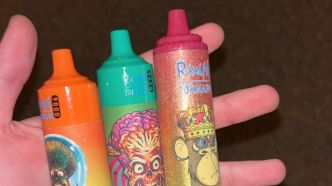 Les cigarettes "puffs", pourtant interdites, toujours accessibles chez les jeunes