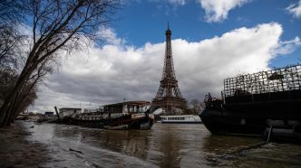La police diffuse la musique du film «Titanic» dans une rue inondée